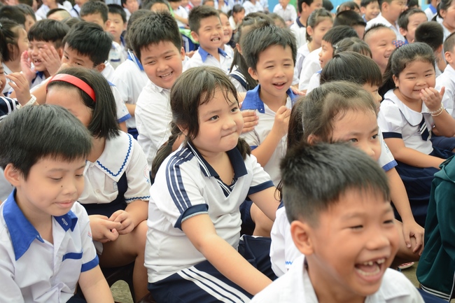 Giving gift portions to pupils on the occasion of Mid-Autumn Festival